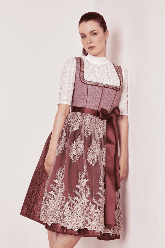 Das süße Dirndl Skye begeistert durch einen schön abgestimmten Farb- & Mustermix. Die bestickte und perlenbesetzte Schürze ist das Highlight des Dirndls.