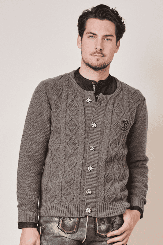 Fesche Trachtenjacke mit diversen Applikationen. Die Strickjacke Frederick wirkt trachtig-lässig und kann hervorragend zur Lederhose und dem Hemd kombiniert werden. Das vielseitige Design ermöglicht aber auch das kombinieren zum Freizeit-Look. Garantiert ein Must-Have für die Saison.