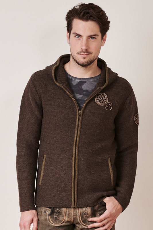 Fesche Trachtenjacke mit diversen Applikationen. Der Strickhoodie Bastian wirkt lässig und kann hervorragend zur Lederhose und dem Hemd kombiniert werden. Das vielseitige Design ermöglicht aber auch das kombinieren zum Freizeit-Look. Garantiert ein Must-Have für die Saison.