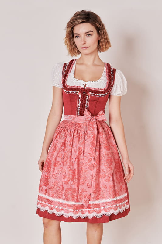 Erlebe dieses tolle Dirndl Ulrika aus der MADL Kollektion. Das schlichte Design verleiht dem taillierten Dirndl einen dezenten