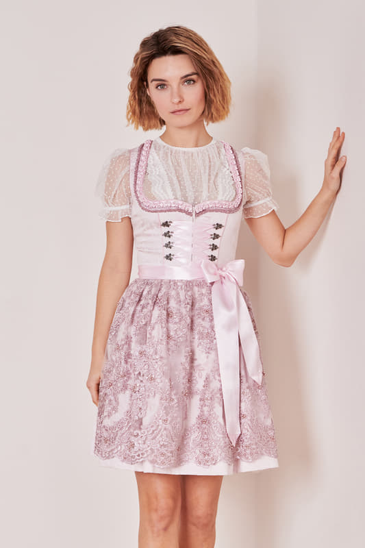 Das elegante Dirndl Paulin mit der 50 cm Rocklänge ist ein modernes Stück für jede stilbewusste Dame. Das mit Herz-Ausschnitt taillierte Dirndl schmeichelt deiner Figur und betont sie gekonnt