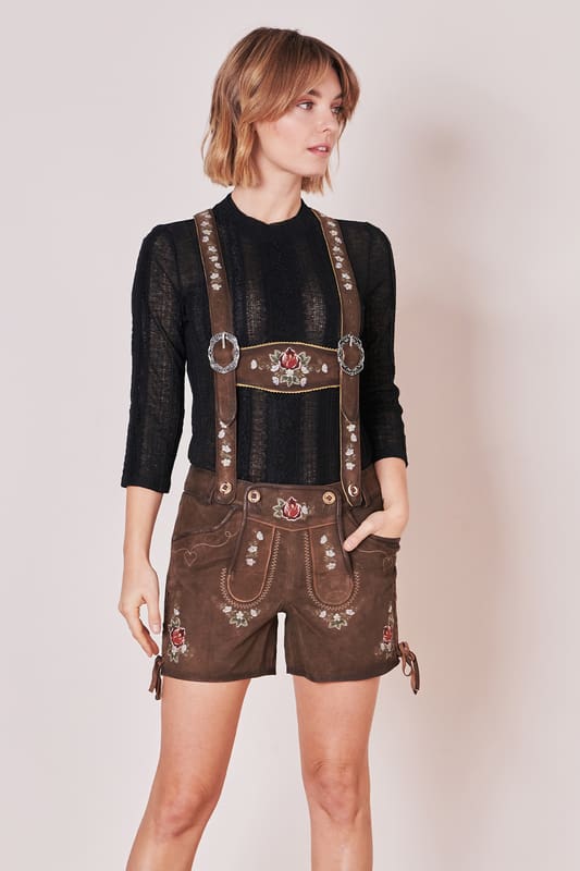 Die Lederhose Jorina überzeugt mit einem klassischen Lederhosen-Look. Die Lederhose zieren aufwendige Blumenstickereien entlang der Hosenbeine