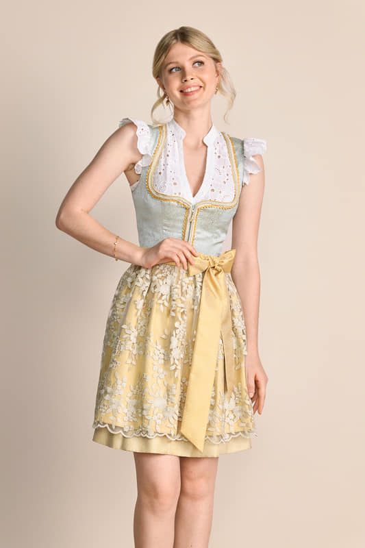 Das moderne Dirndl Winnie begeistert mit seinem ornamenten Muster und der schicken