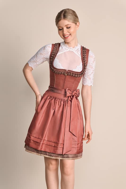 Unser schickes Dirndl Marielle ist ein wahrgewordener Traum für all unsere Tracht-Liebhaberinnen