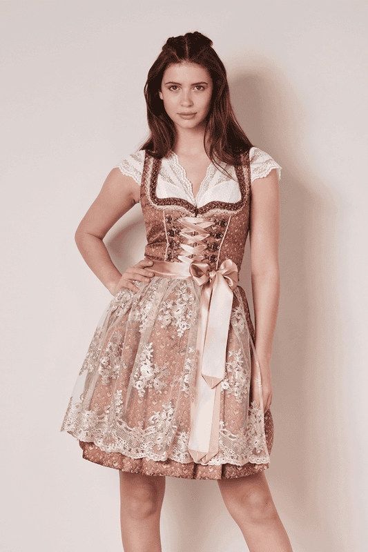 Das Dirndl Ayla überzeugt mit einem klassischen Schnitt. Ein tolles Muster ziert das Dirndlkleid. Die transparente Spitzenschürze macht den Look perfekt.