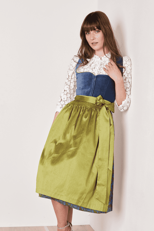 Das klassische Samtdirndl Joanne (70cm) aus unserer COLLECTION Kollektion ist ein echter Hingucker. Ein unifarbenes Muster trifft auf einen mit Ornamenten verzierten Rock