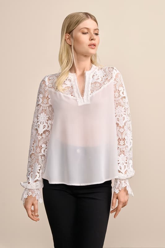 Erlebe mit der Trachtenbluse Gesina einen Hauch von Modernität in traditioneller Kleidung. Diese Bluse besticht durch ihr florales Muster