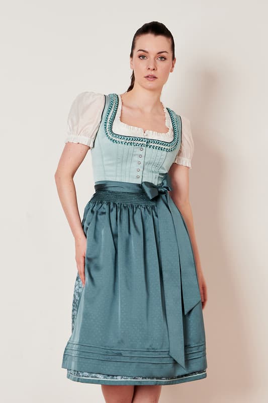 Entdecke wahrhaftige Eleganz mit dem klassischen Dirndl Nikki. Mit seiner taillierten Passform schmeichelt es jeder Figur und zaubert eine wunderbare Figur. Der Rock mit einer Länge von 70cm endet unter dem Knie und ist mit einem floralen Rockmuster verziert