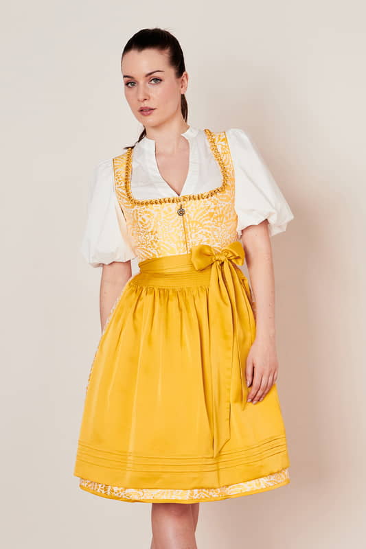 Elegantes Dirndl Donata in klassischem Stil wird dein Herz im Sturm erobern. Das floral schimmernde Muster schafft einen modernen Look