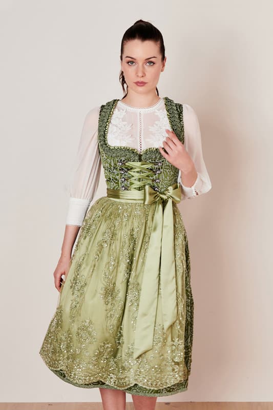 Erlebe den einzigartigen Twist zwischen Tradition und Moderne mit unserem zeitlosen Dirndlkleid Wibke. Dieses taillierte Dirndl erstrahlt mit einem floralen Muster