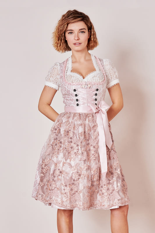 Das zauberhafte Dirndl Lia ist ein eleganter Blickfang und lässt jedes Trachtenherz höher schlagen. Sein ornamentales Muster macht es zu einem echten Eye-catcher. Die zwei Eingrifftaschen im Rock bieten praktischen Stauraum