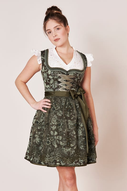 Das Dirndl Heike (50cm) aus der MADL Kollektion vereint klassischen Stil mit modernem Charme. Das floral gemusterte Design und der taillierte Schnitt