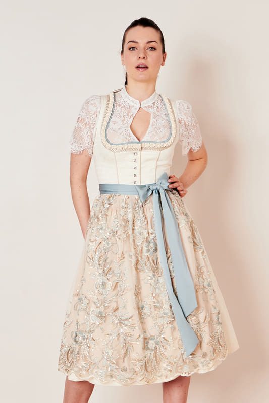 Das elegante Dirndl Calandra ist ein bezauberndes Highlight für jede Trachtenfeier. Der unifarbene