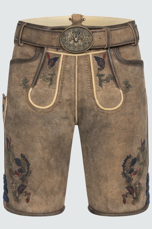 Die Lederhose Emil mit Gürtel eignet sich hervorragend für Männer mit Stil. Dieses Modell aus der BUAM-Kollektion kombiniert Stil und Bequemlichkeit. Auf dem Hosenlatz und den Hosenbeinen sind dezente Stickereien angebracht