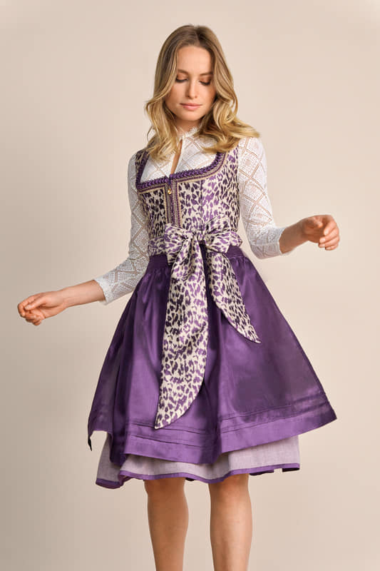 Tradition trifft auf Moderne mit dem Dirndl Laren. Dieses aufregende Dirndl aus unserer neuesten Kollektion besticht durch sein tolles Leoparden-Muster auf dem Mieder. Das ärmellose Design mit einer zarten Borte entlang des Ausschnitts