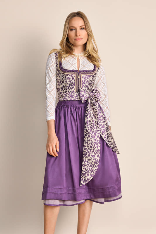 Tradition trifft auf Moderne mit dem Dirndl Laren. Dieses aufregende Dirndl aus unserer neuesten Kollektion besticht durch sein tolles Leoparden-Muster auf dem Mieder. Das ärmellose Design mit einer zarten Borte entlang des Ausschnitts