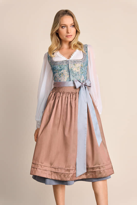 Das elegante Dirndl Kyla aus unserer neuesten COLLECTION-Kollektion ist ein echter Hingucker. Der taillierte Schnitt und die tollen Borten entlang des Ausschnitts