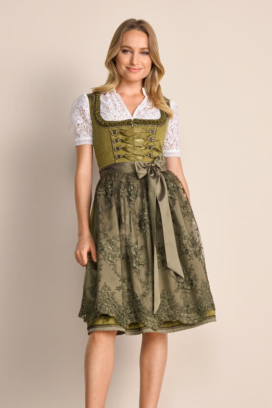 Eleganz trifft auf Tradition mit dem Dirndl Mirna aus der neusten COLLECTION- Kollektion. Dieses taillierte Dirndl besticht durch sein feines Streublumenmuster