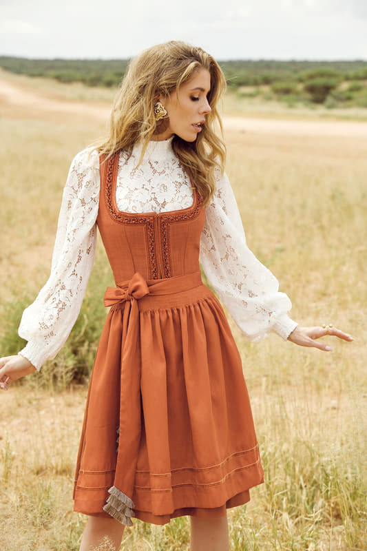 Das stilvolle Dirndl Narandja by Victoria Swarovski verbindet modernen Chic mit einem unifarbenen Design