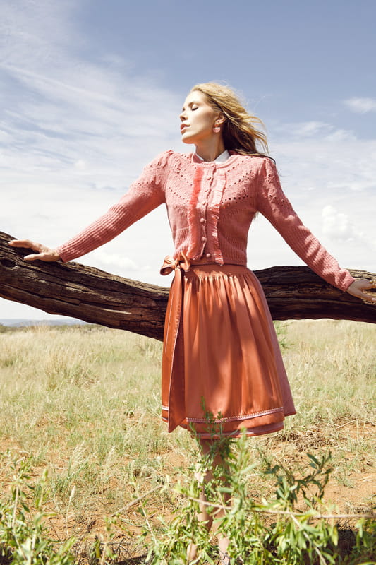 Die hübsche Strickjacke Desert Rose by Victoria Swarovski überzeugt durch ihre verspielten Applikationen. Ihr zurückhaltendes Design wird durch dezente Puffärmel perfekt ergänzt