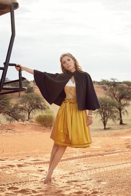 Das Cape Town by Victoria Swarovski präsentiert sich im traditionellen Stil und überzeugt durch sein elegantes Design. Es besticht mit charmanten Trompetenärmeln