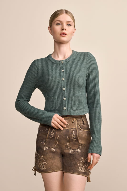 Die verspielte Strickjacke Jalma- ein klassischer Hingucker für jede Dame. Mit ihrem unifarbenen Muster strahlt sie schlichte Eleganz aus. Die langen Ärmel sorgen für Wärme an kühleren Tagen und der feste Knopfverschluss garantiert einen optimalen Sitz. Der Rundhalsausschnitt unterstreicht den traditionellen Stil und verleiht dir einen klassischen Look. Aus der neuesten MADL-Kollektion