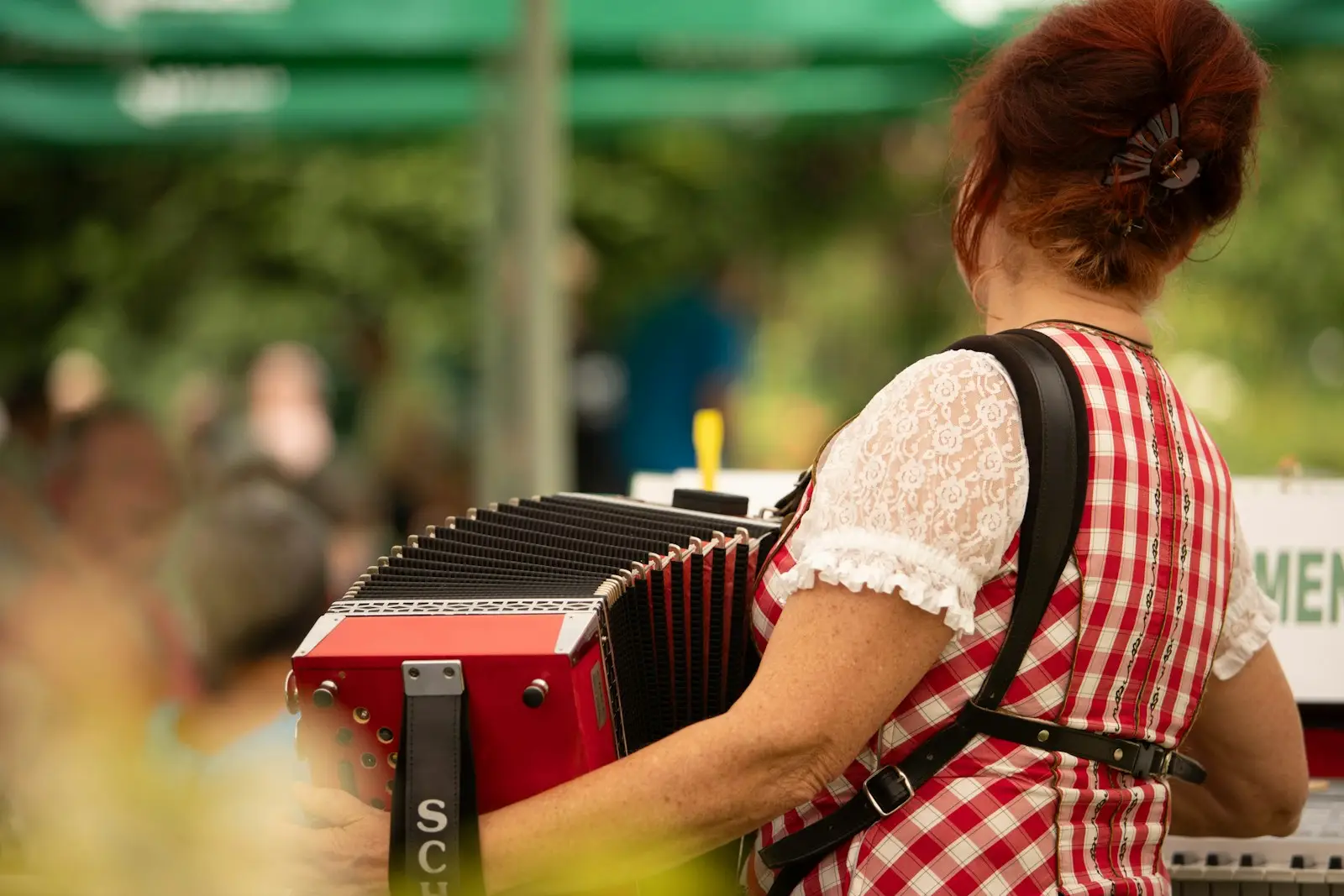 Dirndlblusen: Der perfekte Abschluss für den Wiesn-Look 2024